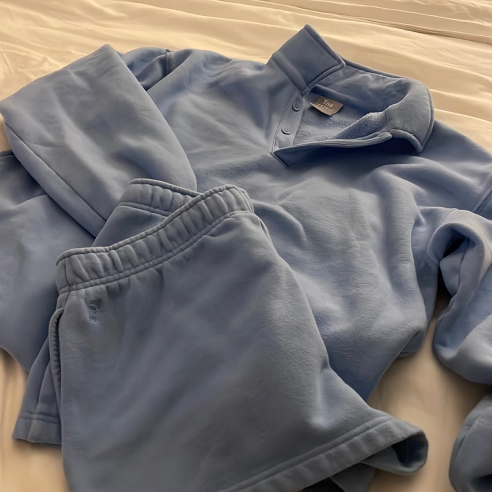 Tna cozy af set. Shorts and top